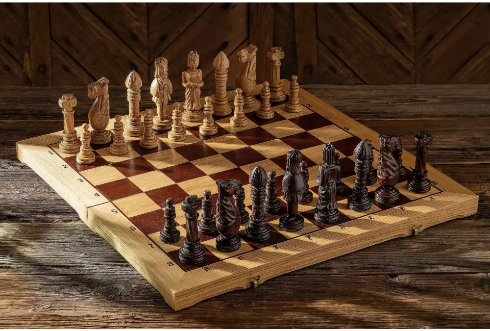 DUŻE SZACHY DĘBOWE (64,5x65cm) intarsjowane, rzeźbione, drewniane